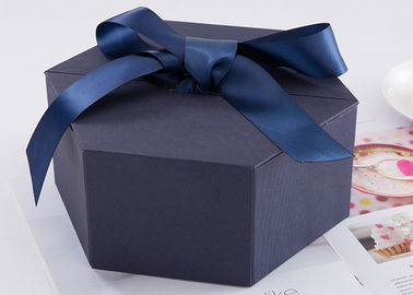 Hexagon Douane drukte Grootte 24,5 van Giftdozen * 21,3 * 10.5cm met Lint leverancier