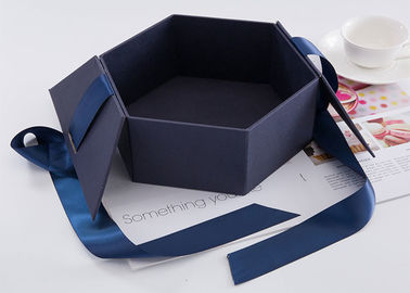 Hexagon Douane drukte Grootte 24,5 van Giftdozen * 21,3 * 10.5cm met Lint leverancier